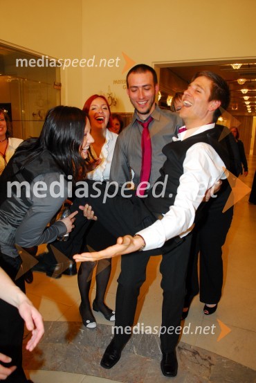 Člani pevskega zbora Perpetuum JazzileKoraki za korakce, dobrodelni koncert