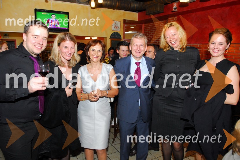 Bostjan Usenik, predsednik in manager skupine Perpetuum Jazzile, Maja Dragović, urednica časopisa The Slovenia Times, Andreja Kračun, predsednica združenja Koraki za korakce, njen mož dr. Davorin Kračun, profesor na Ekonomsko-poslovni fakulteti Univerze v Mariboru ter nekdanji veleposlanik Slovenije v ZDA, Suzana Mihelin Ritlop, partnerica in svetovalka, SPEM Komunikacijska skupina in Nina Zidar Klemenčič, odvetnicaKoraki za korakce, dobrodelni koncert