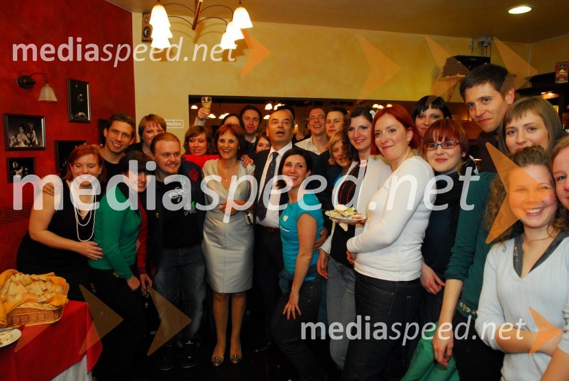 Perpetuum Jazzile, pevski zbor, Andreja Kračun, predsednica združenja Koraki za korakce in dr. Roman Glaser, generalni direktor Perutnine PtujKoraki za korakce, dobrodelni koncert