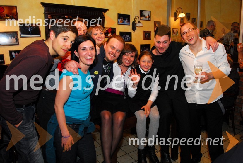 Člani pevskega zbora Perpetuum JazzileKoraki za korakce, dobrodelni koncert