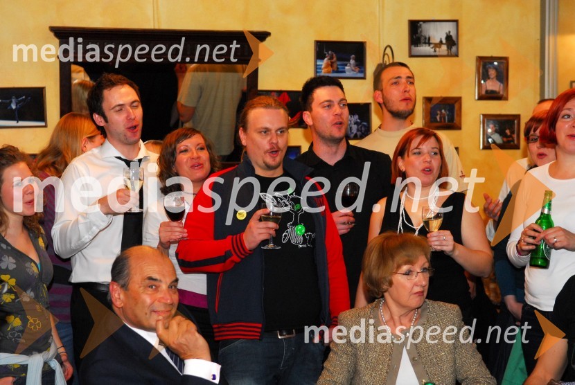 Člani pevskega zbora Perpetuum JazzileKoraki za korakce, dobrodelni koncert