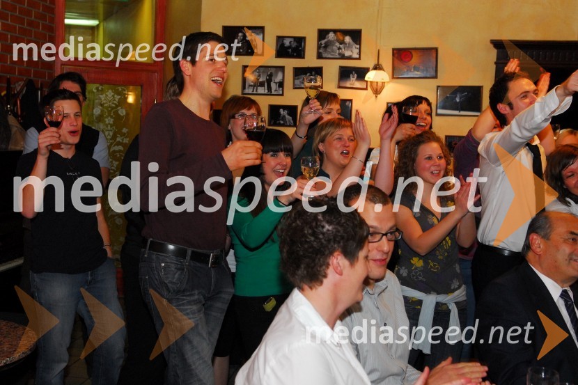 Člani pevskega zbora Perpetuum JazzileKoraki za korakce, dobrodelni koncert