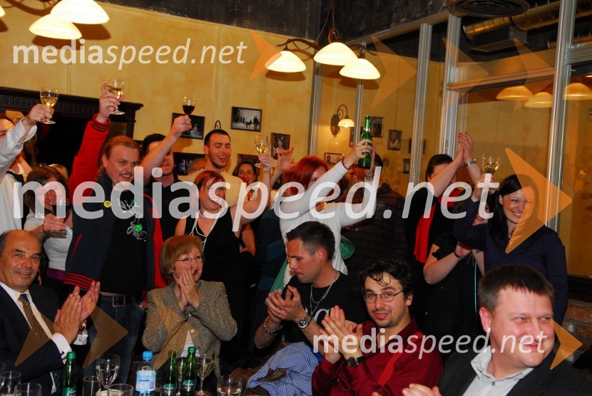 Člani pevskega zbora Perpetuum JazzileKoraki za korakce, dobrodelni koncert