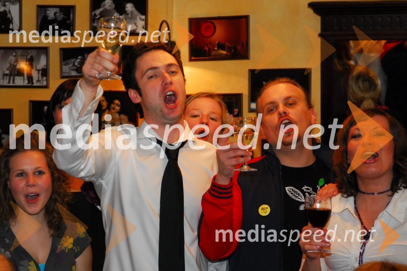 Člani pevskega zbora Perpetuum JazzileKoraki za korakce, dobrodelni koncert