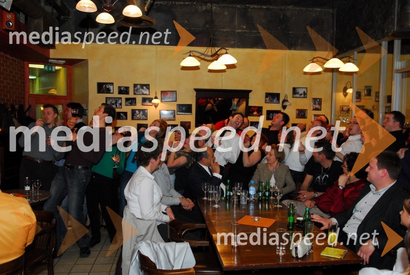 Člani pevskega zbora Perpetuum JazzileKoraki za korakce, dobrodelni koncert