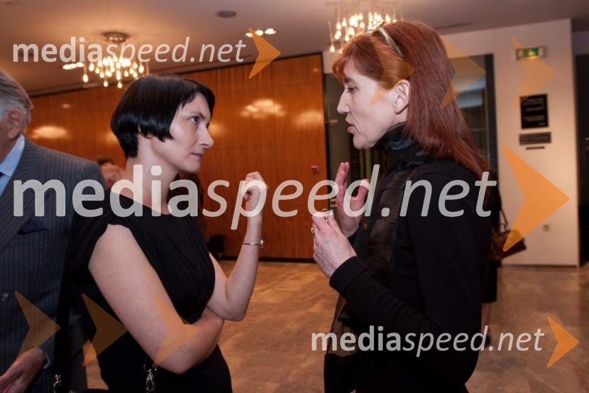 Petra Pogorevc, dramaturginja in Barbara Hieng Samobor, direktorica MGLSkopuh, premiera v MGL