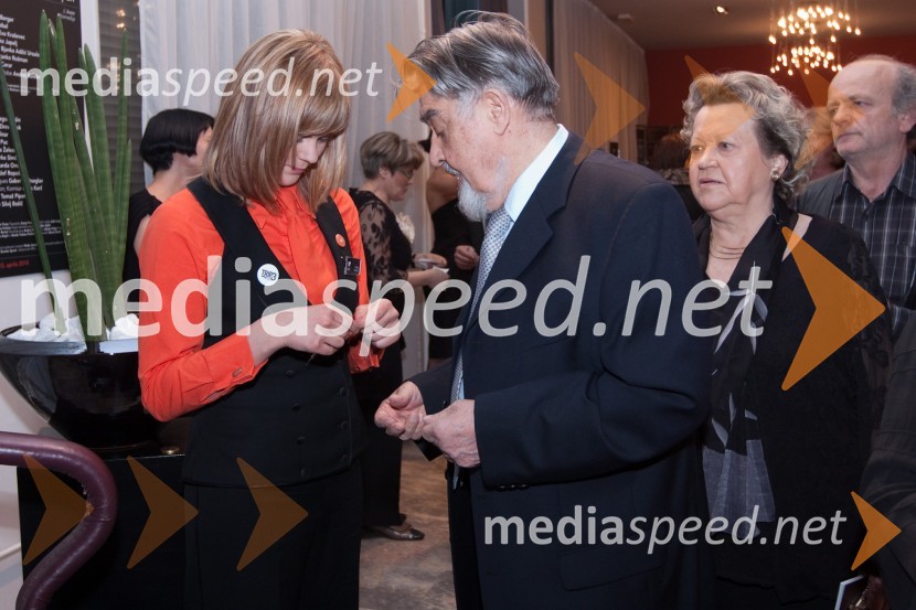 Meta Sevšek, hostesa, Ciril Zlobec, literat in soproga VeronikaSkopuh, premiera v MGL