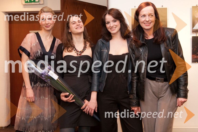 Tjaša Železnik, igralka, Eva Kraševec, dramaturginja, Ana Dolinar, igralka in Bernarda Oman, igralkaSkopuh, premiera v MGL