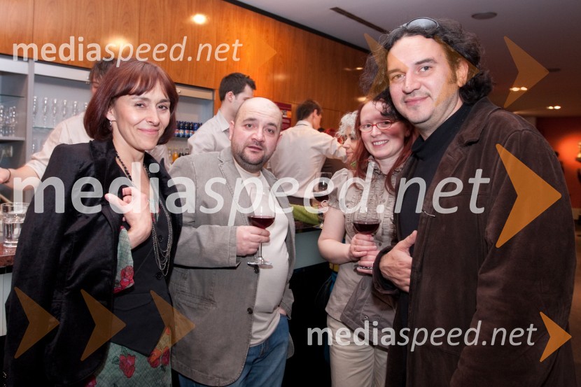 Mirjam Korbar Žlajpah, igralka Gregor Čušin, igralec, soproga Melita in Gašper Tič, igralecSkopuh, premiera v MGL