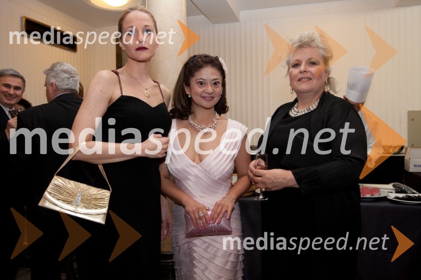 Sabina Špes, podpredsednica društva SILA, Yukie Premože, soproga slovenskega ambasadorja v Indiji in Barbara Por HrovatDruštvo Sila, gala večerja