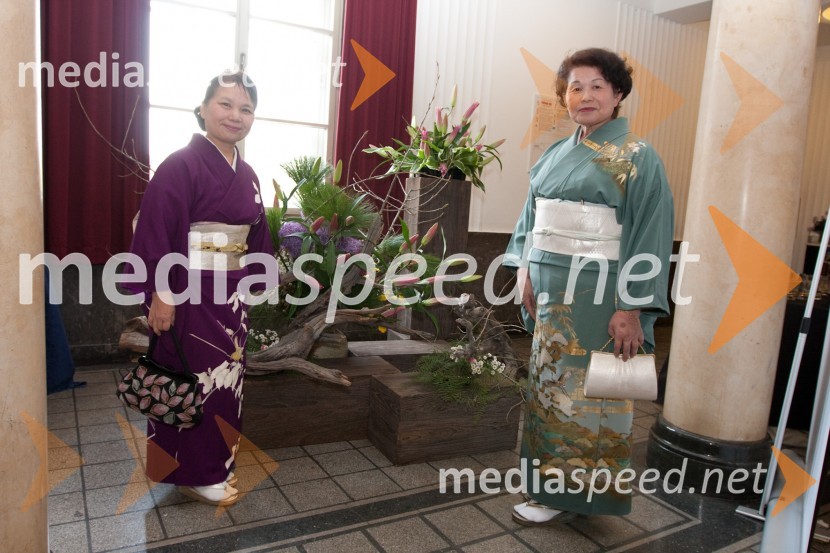 Utako Yamashita, japonska umetnica ikeban in Kimiko AraiDruštvo Sila, gala večerja