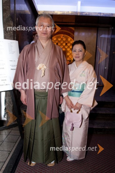 Akira Maeda, modni oblikovalec kimon s spremljevalkoDruštvo Sila, gala večerja