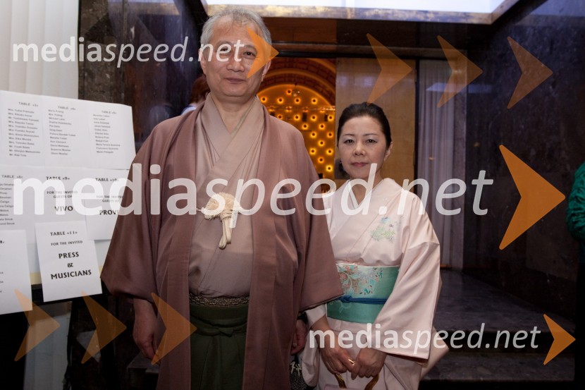 Akira Maeda, modni oblikovalec kimon s spremljevalkoDruštvo Sila, gala večerja
