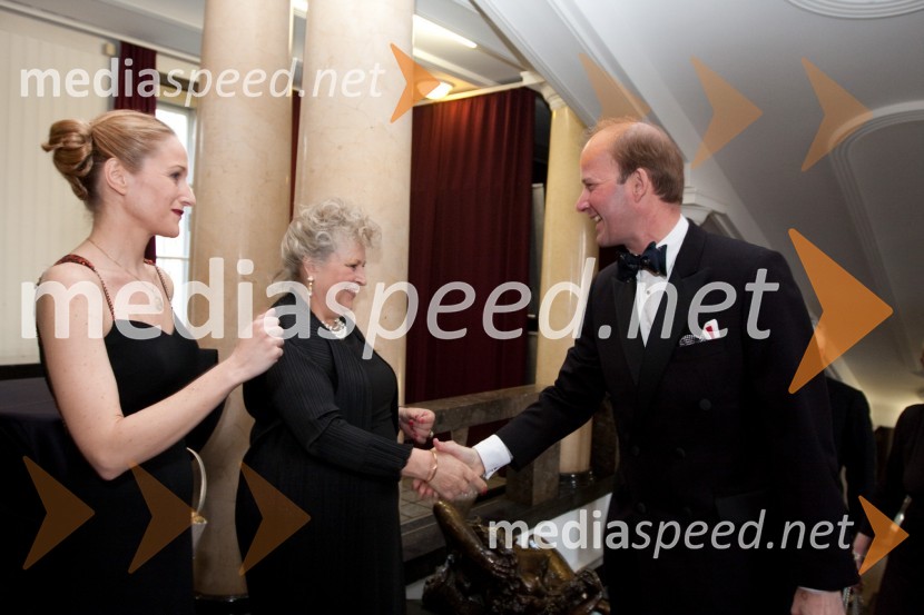 Sabina Špes, podpredsednica društva SILA, Barbara Por Hrovat in Andrew Page, angleški veleposlanik v SlovenijiDruštvo Sila, gala večerja