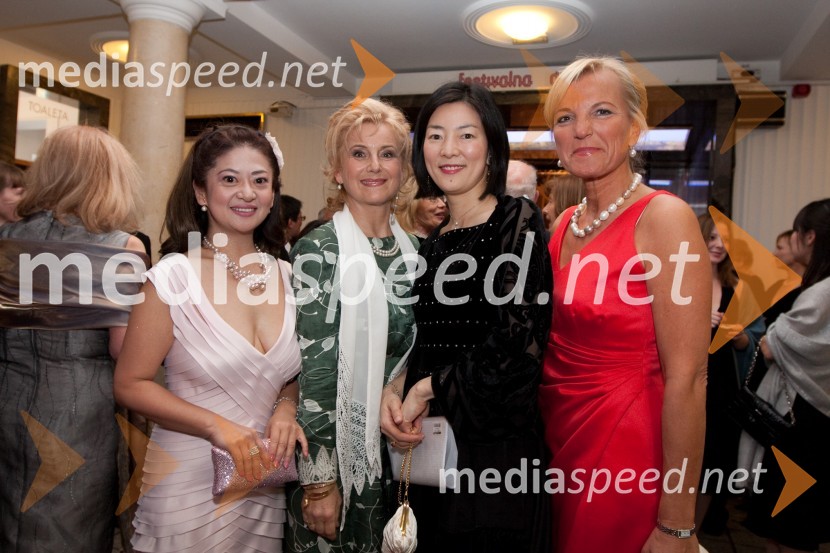Yukie Premože, soproga slovenskega ambasadorja v Indiji, Doroteja Omahen, avtorica knjige SILA okusi sveta, Takako Ude, soorganizatorica plesa in Alexandra van DuinemDruštvo Sila, gala večerja