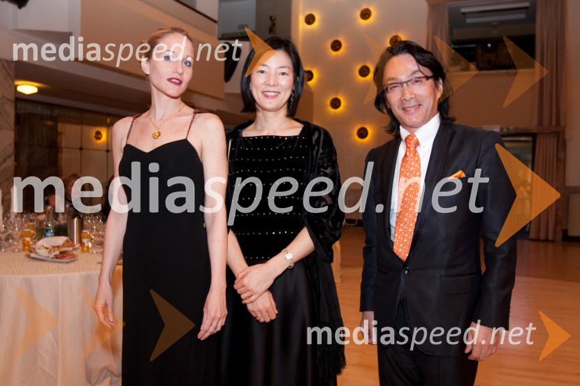 Sabina Špes, podpredsednica društva SILA, Takako Ude, soorganizatorica plesa in ..., manager kaligrafke Miss ReiseiDruštvo Sila, gala večerja