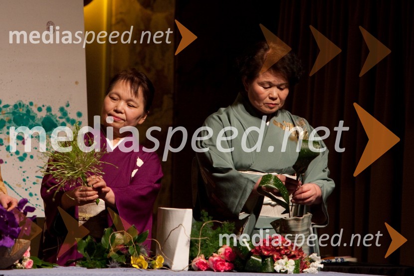 Utako Yamashita, japonska umetnica ikeban in Kimiko AraiDruštvo Sila, gala večerja