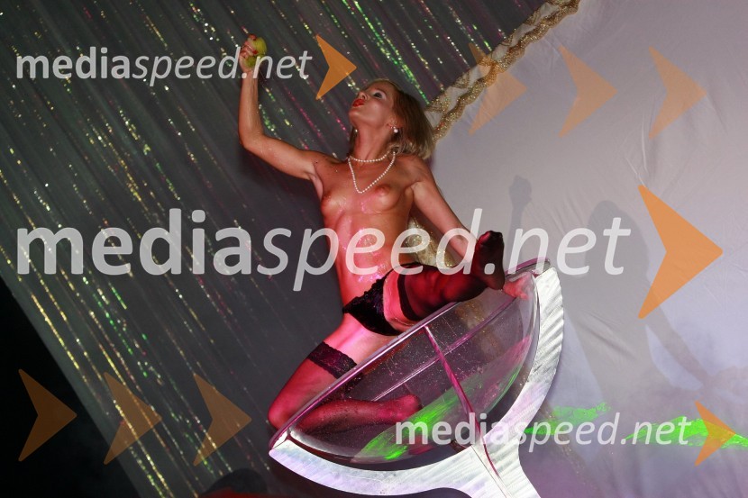 Hally Thomas, pornozvezdaMoški večer s Hally Thomas v Mondu, nekaj fotografij ni primernih za mlajše od 18 let