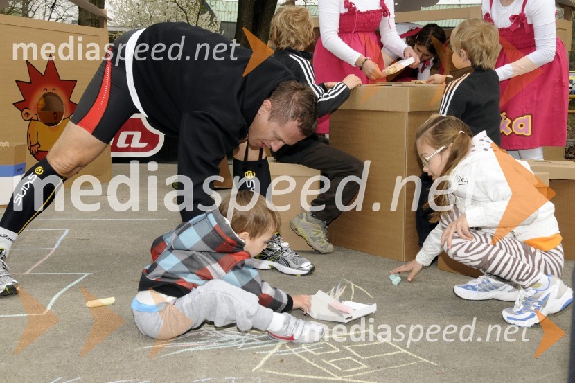 Jure Košir, nekdanji alpski smučar ter organizator dogodka, njegov sin Jalen in hčerka AlinaFormaraton 2010, 2. dobrodelni tek