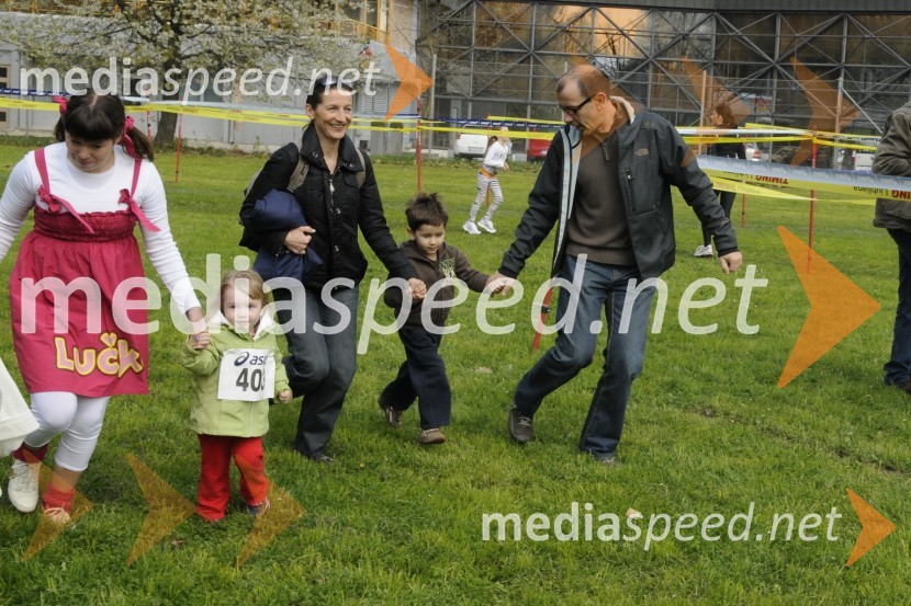 Betka Šuhelj Mikolič, mož Dean Mikolič in sin AleksanderFormaraton 2010, 2. dobrodelni tek