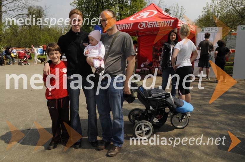Maja Matevžič, nekdanja tenisačica, Anže Bašelj, hči Nika in sin JašaFormaraton 2010, 2. dobrodelni tek