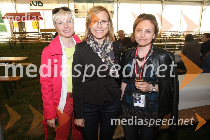 Polona Komar, PR RTV SLO, Cvetka Žirovnik, pomočnica generalnega direktorja RTV Slovenija za organizacijo, kadre in izobraževanje ter Nataša Kuhar, urednica uredništva dnevnega programa Radio MariborRadio Maribor, prireditev ob 65 – letnici radia