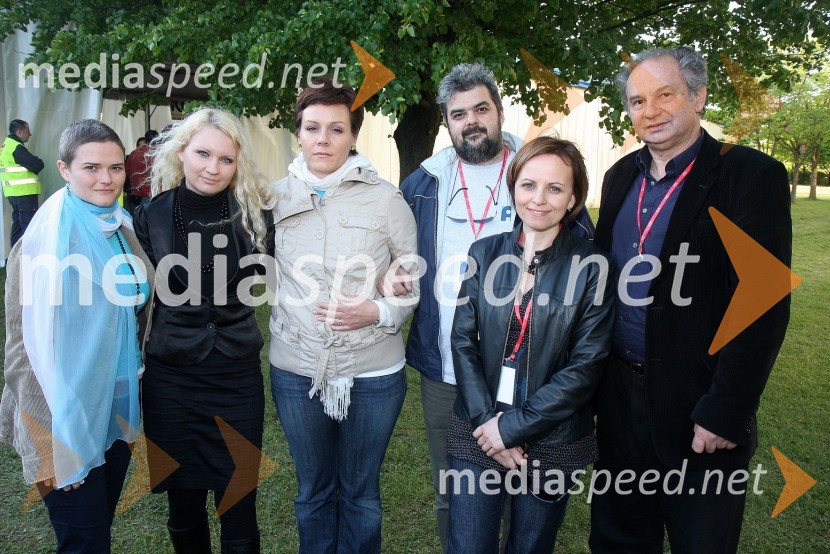 Vesna Spreitzer, Nataša Rižnar, Irena Kodrič Cizerl, Matej Štrafela, Edi Pukšič, novinarji Radia Maribor in Nataša Kuhar, urednica uredništva dnevnega programa Radio Maribor
Radio Maribor, prireditev ob 65 – letnici radia