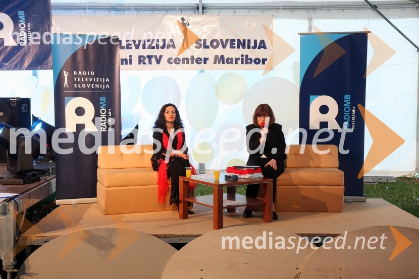 Darja Švajger, pevka in Darinka Čobec, voditeljica programaRadio Maribor, prireditev ob 65 – letnici radia