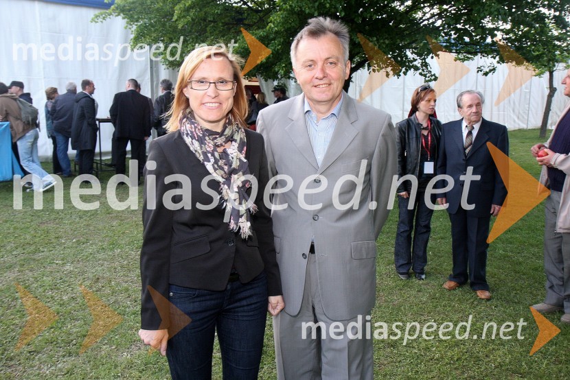 Cvetka Žirovnik, pomočnica generalnega direktorja RTV Slovenija za organizacijo, kadre in izobraževanje ter Anton Guzej, generalni direktor RTV SlovenijaRadio Maribor, prireditev ob 65 – letnici radia