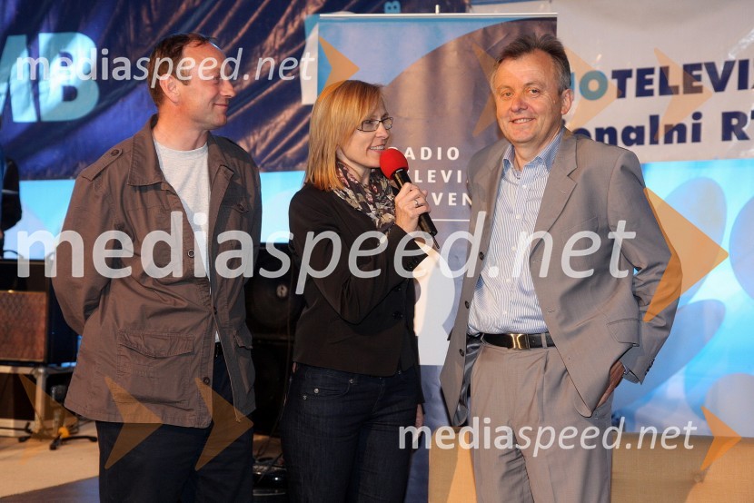 Stane Kocutar, odgovorni urednik Radia Maribor, Cvetka Žirovnik, pomočnica generalnega direktorja RTV Slovenija za organizacijo, kadre in izobraževanje ter Anton Guzej, generalni direktor RTV SlovenijaRadio Maribor, prireditev ob 65 – letnici radia