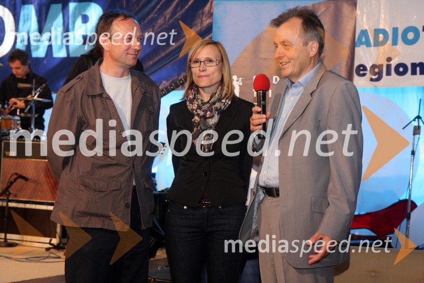 Stane Kocutar, odgovorni urednik Radia Maribor, Cvetka Žirovnik, pomočnica generalnega direktorja RTV Slovenija za organizacijo, kadre in izobraževanje ter Anton Guzej, generalni direktor RTV SlovenijaRadio Maribor, prireditev ob 65 – letnici radia