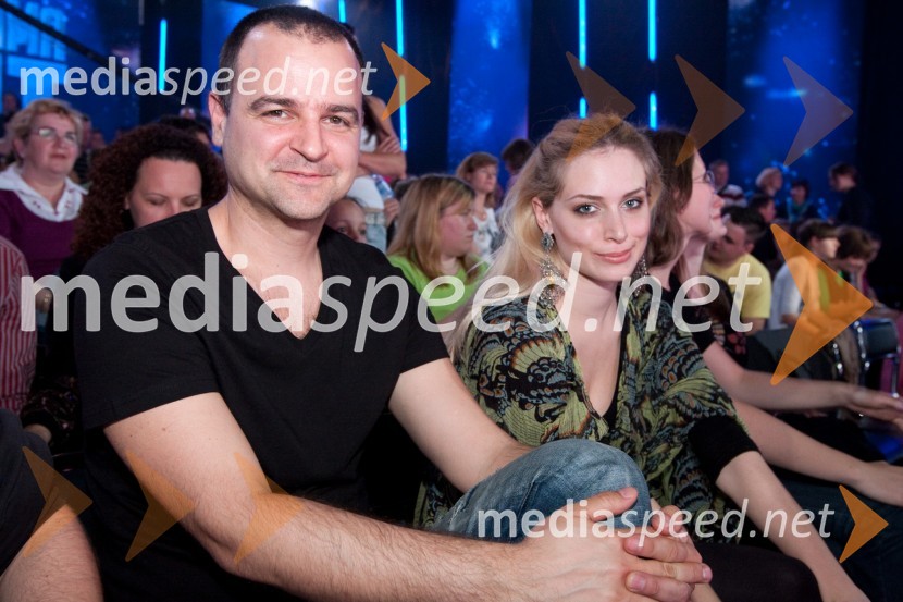 Davor Božič, glasbenik in TV voditelj s spremljevalko2. polfinalna oddaja Slovenija ima talent