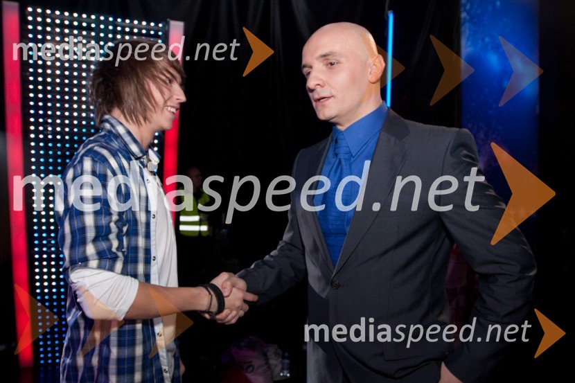 	Peter Vode, zmagovalec 2. polfinalne oddaje in Branko Čakarmiš, programski direktor Pro Plus2. polfinalna oddaja Slovenija ima talent