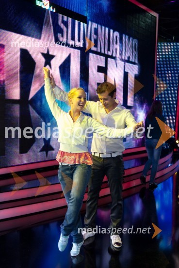 Peter Poles, povezovalec prireditve in balerina2. polfinalna oddaja Slovenija ima talent