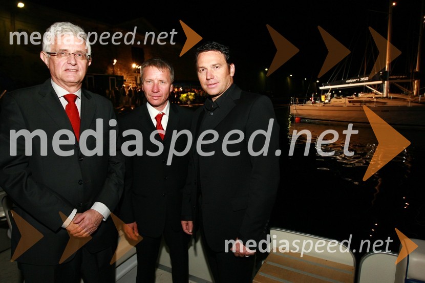 Dr. Pavel Gantar, predsednik Državnega zbora Republike Slovenije, dr. Robert Ferko, predsednik uprave podjetja Elan d.o.o. in Christian Mayer, nekdanji smučarEkskluzivna predstavitev jadrnic Elan 350 R - Evolution in Elan impression 444 Evolution