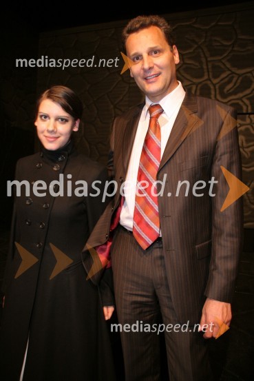 Danilo Rošker, direktor SNG Maribor s hčerko AnjoStroj Hamlet, premiera drame SNG Maribor