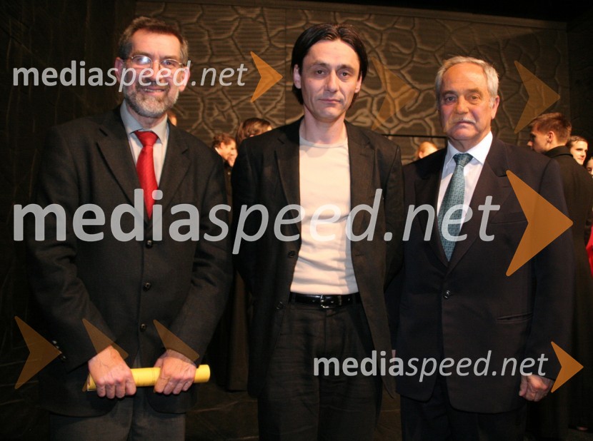 Dr. Jure Zupan, minister za znanost, visoko šolstvo, Samo M Strelec, umetniški vodja drame SNG Maribor ter režiser predstave in Rudi Moge, poslanec v Državnem zboruStroj Hamlet, premiera drame SNG Maribor