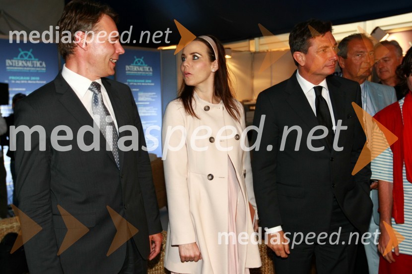 Henrik Gjerkeš, minister za lokalno samoupravo, Lorella Flego, povezovalka prireditve in Borut Pahor, predsednik vlade Republike Slovenije15. Internautica 2010, otvoritev