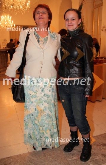 Branka Nikl Klampfer, producentka drame SNG Maribor s hčerko BrinoStroj Hamlet, premiera drame SNG Maribor