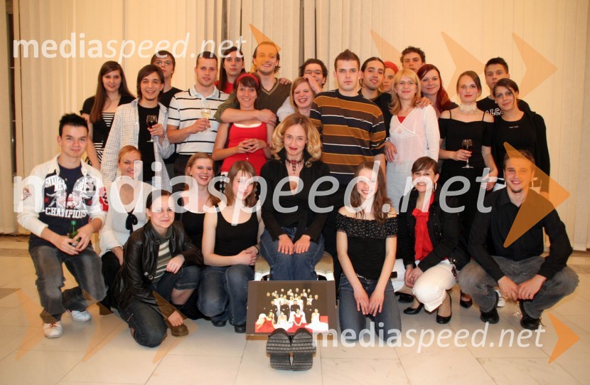 Valentina Turcu, koreografinja predstave Stroj Hamlet z nastopajočimiStroj Hamlet, premiera drame SNG Maribor