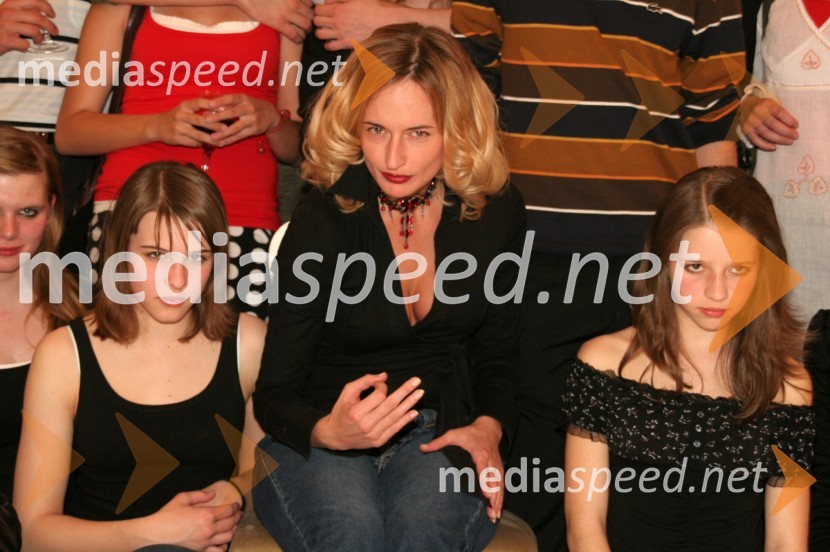 Valentina Turcu, koreografinja predstave Stroj Hamlet z nastopajočimiStroj Hamlet, premiera drame SNG Maribor