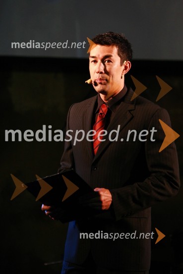 Taiji Tokuhisha, povezovalec programaEkskluzivna predstavitev jadrnic Elan 350 R - Evolution in Elan impression 444 Evolution