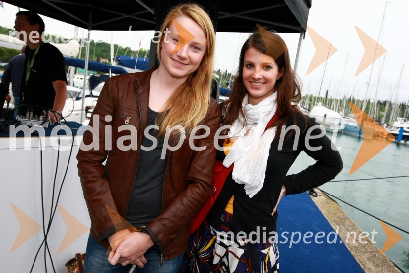 Ana Drev in Ana Jelušič, smučarki15. Internautica 2010, otvoritev