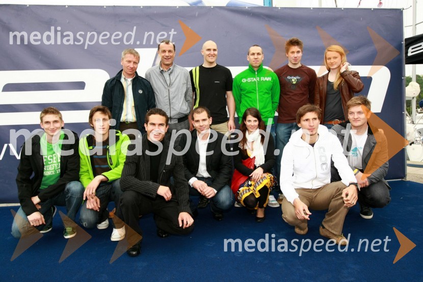 Stojijo: Dr. Robert Ferko, predsednik uprave podjetja Elan d.o.o., Dušan Blažič, vodja tekmovalne ekipe Elan skupine, Andrej Šporn, Mitja Valenčič, Matic Skube in Ana Drev, smučarji, čepijo: Mitja Mežnar, Peter Prevc, Jernej Damjan, smučarski skakalci, Leon Korošec, izvršni direktor zimske divizije, Ana Jelušič, smučarka, Robert Kranjec, smučarski skakalec ter Andrej Križaj, smučar15. Internautica 2010, otvoritev