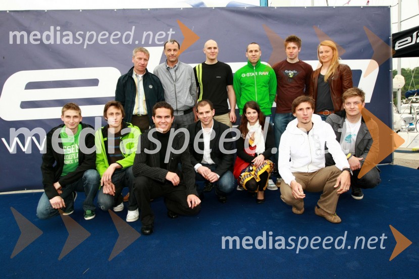 Stojijo: Dr. Robert Ferko, predsednik uprave podjetja Elan d.o.o., Dušan Blažič, vodja tekmovalne ekipe Elan skupine, Andrej Šporn, Mitja Valenčič, Matic Skube in Ana Drev, smučarji, čepijo: Mitja Mežnar, Peter Prevc, Jernej Damjan, smučarski skakalci, Leon Korošec, izvršni direktor zimske divizije, Ana Jelušič, smučarka, Robert Kranjec, smučarski skakalec ter Andrej Križaj, smučar15. Internautica 2010, otvoritev