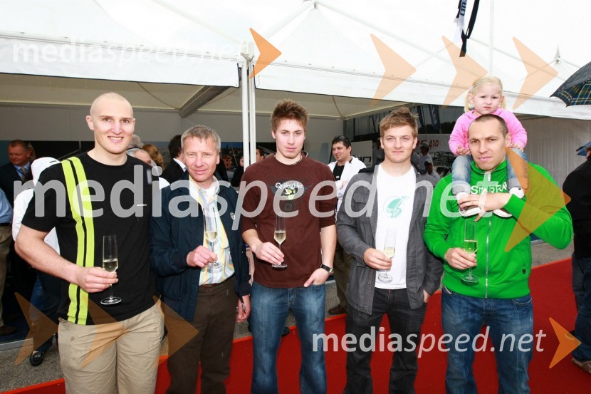 Andrej Šporn, smučar, dr. Robert Ferko, predsednik uprave podjetja Elan d.o.o., Matic Skube, smučar in Andrej Križaj, smučar, Mitja Valenčič, smučar ter hčerka Živa15. Internautica 2010, otvoritev