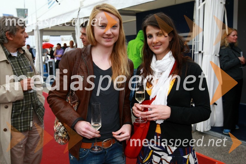 Ana Drev in Ana Jelušič, smučarki15. Internautica 2010, otvoritev