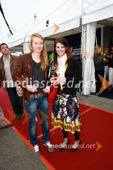 Ana Drev in Ana Jelušič, smučarki15. Internautica 2010, otvoritev