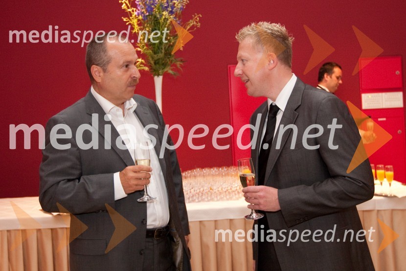 Milan Pešič, direktor podjetja Slovenska knjiga d.o.o. in Boštjan Nagode, direktor podjetja Schwarz d.o.o.
Ura leta 2010