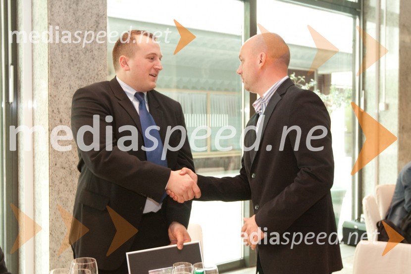 Andrej Kambič, podjetje Trinit in Boštjan Bahovec, Slowatch

 
Ura leta 2010